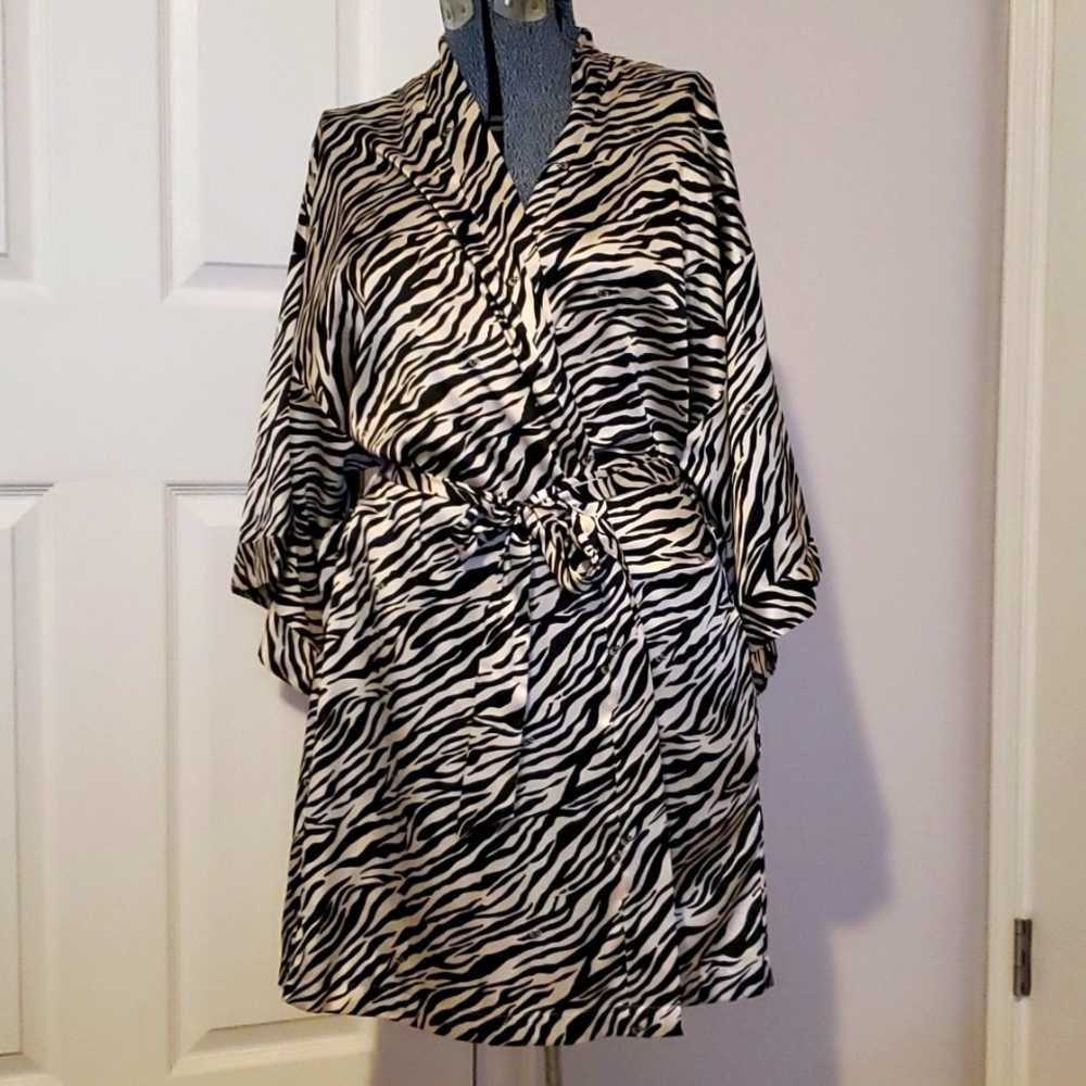 Victoria’s Secret Zebra Robe Size One Size